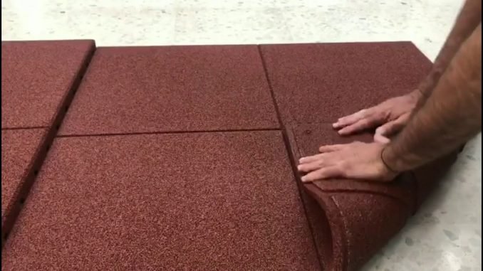 Cómo instalar losetas de caucho intercaladas en el hormigón